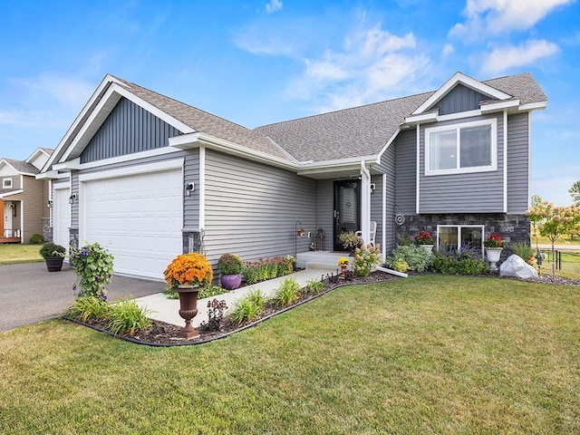 view of front of property featuring a front yard and a garage