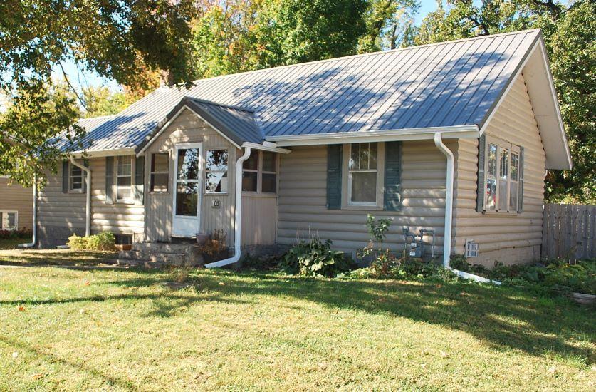 view of front of house featuring a front lawn