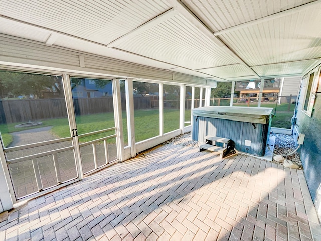 sunroom / solarium with a jacuzzi