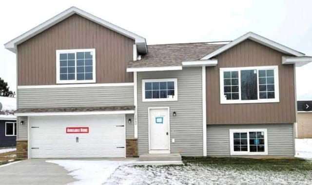 view of front facade featuring a garage