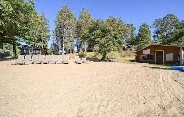 view of yard with an outdoor structure