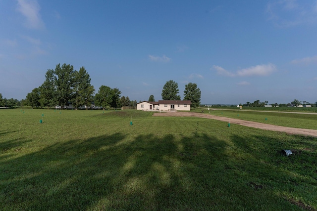 view of yard featuring a rural view