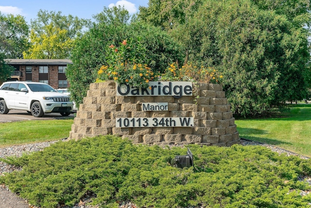 community sign featuring a yard