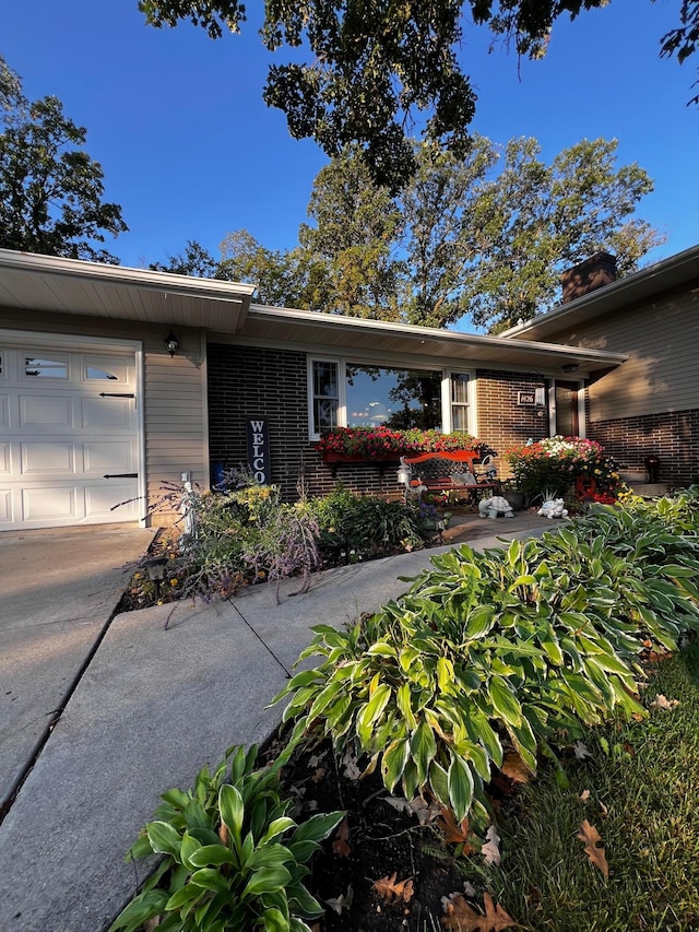 view of front of property featuring a garage