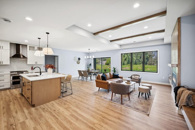 living area featuring light wood finished floors, baseboards, and recessed lighting