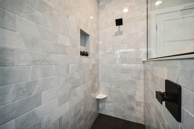 bathroom featuring a tile shower