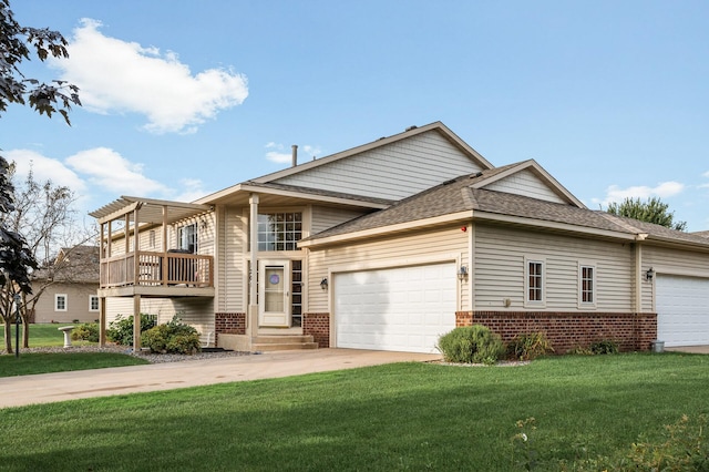 view of front of property featuring a front lawn and a garage