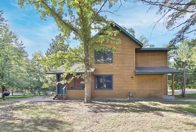 exterior space featuring a lawn