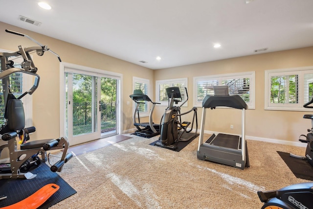 workout room featuring recessed lighting, visible vents, plenty of natural light, and baseboards