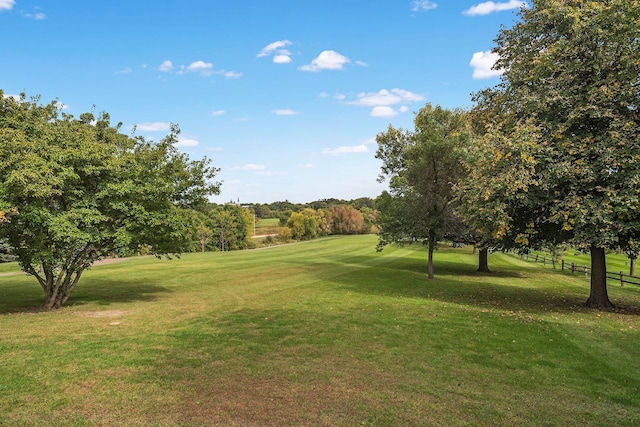 view of property's community featuring a lawn