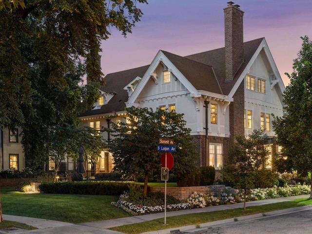 view of front of home featuring a lawn