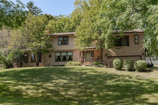 view of front of house featuring a front lawn