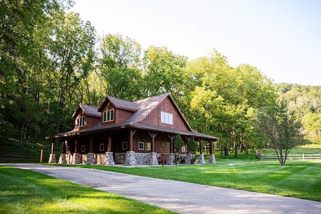 view of front of property with a front lawn