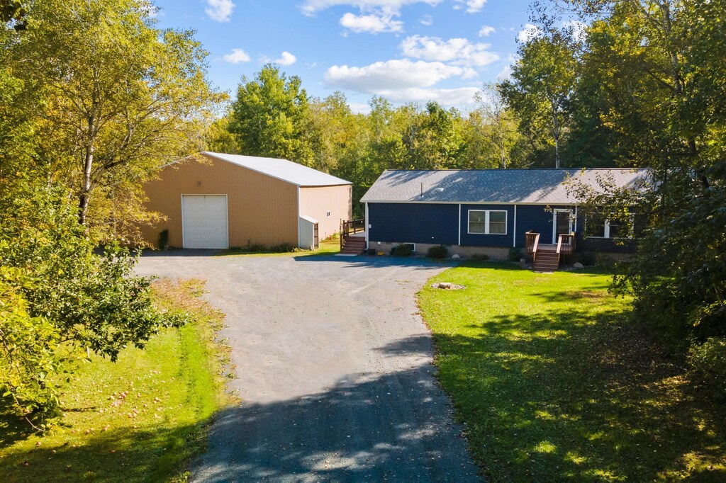 view of front of property featuring a front lawn