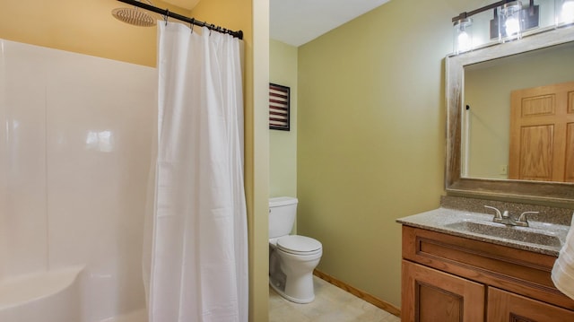 bathroom with curtained shower, toilet, and vanity