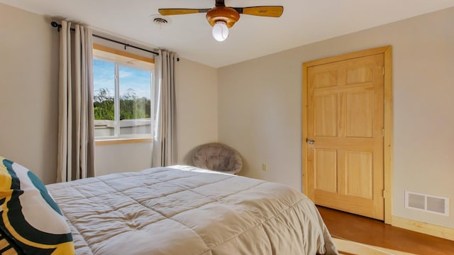 bedroom with ceiling fan