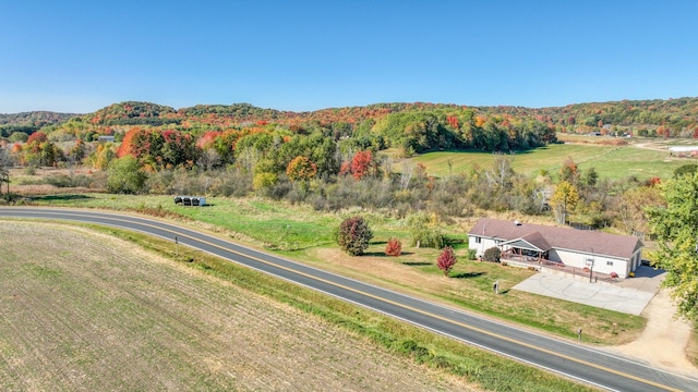 birds eye view of property featuring a rural view