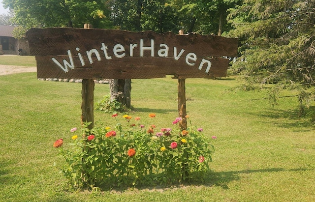 community sign with a lawn