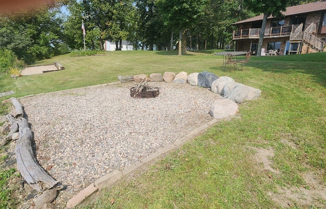 view of yard featuring an outdoor fire pit