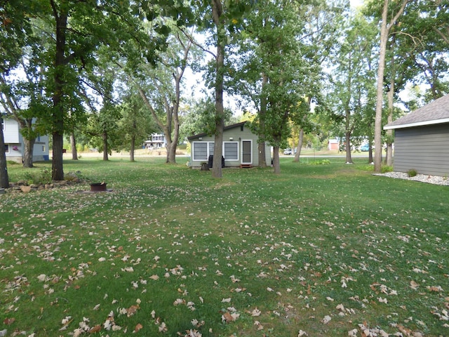 view of yard featuring an outdoor structure