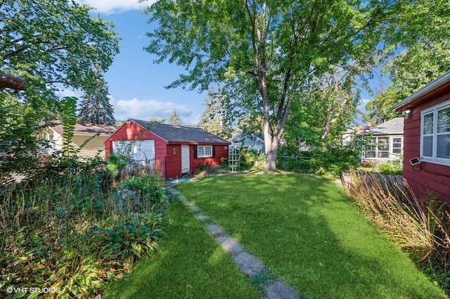 view of yard featuring an outdoor structure