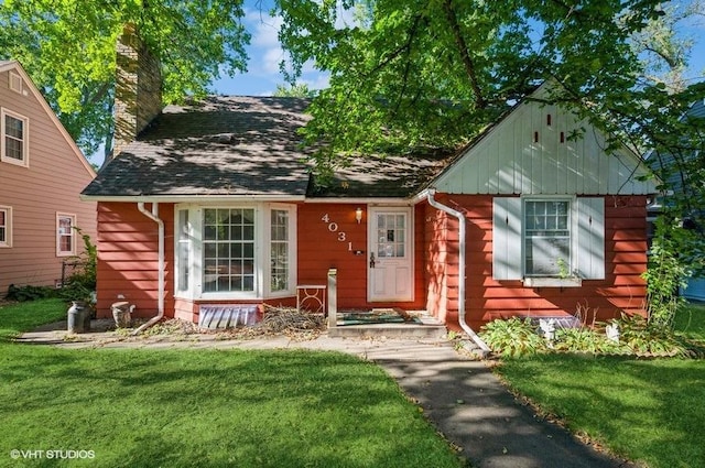 view of front of house with a front lawn