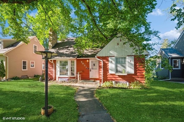 view of front of property featuring a front yard