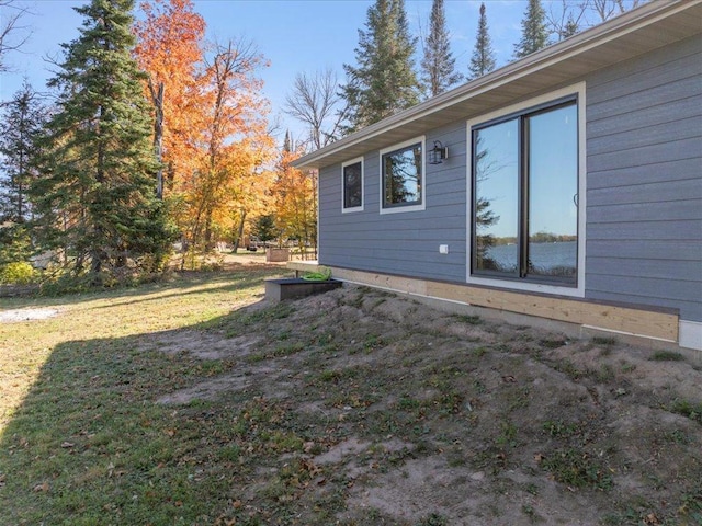 view of side of property featuring a lawn