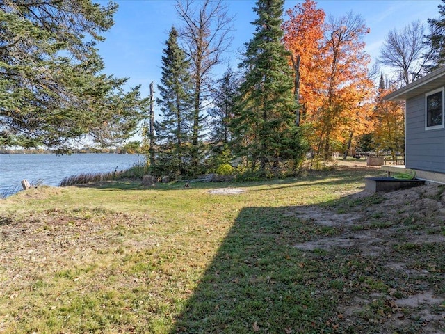 view of yard featuring a water view