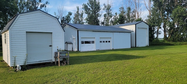 view of outdoor structure featuring a garage and a yard