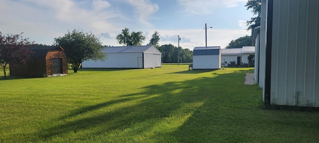 view of yard with a shed