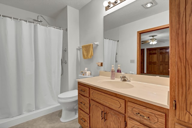 bathroom with toilet, a shower with curtain, and vanity