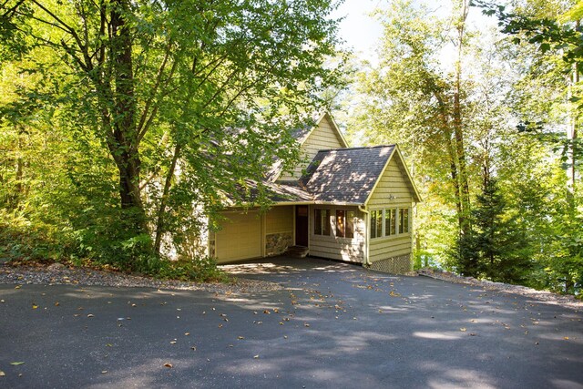 view of front facade featuring a garage and driveway