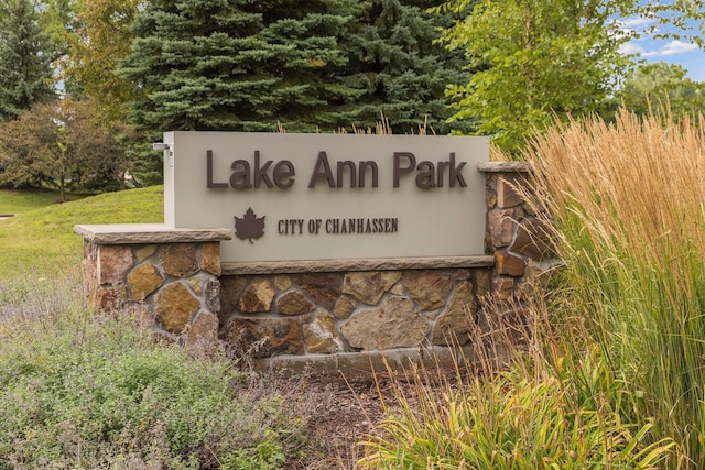 community sign with a lawn