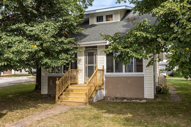 view of front of house featuring a front lawn