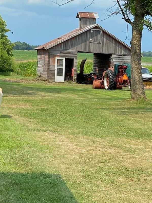 view of yard featuring an outdoor structure