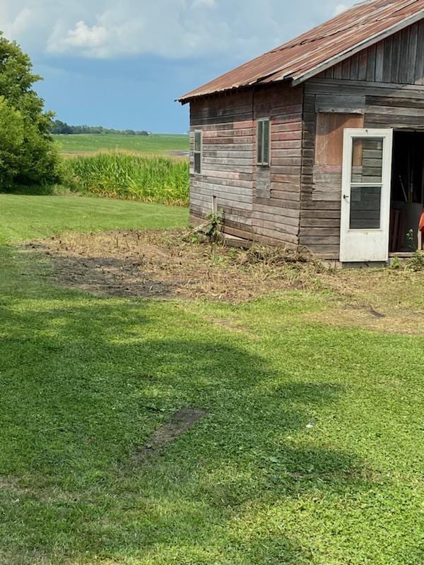 view of yard featuring a rural view