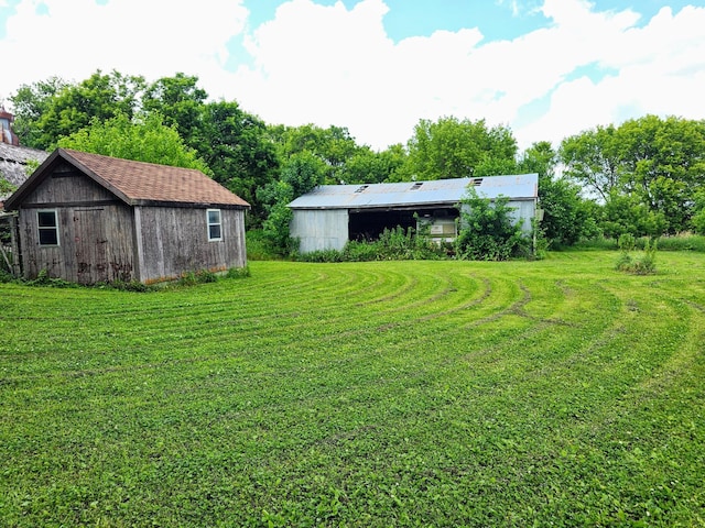 view of yard featuring an outbuilding