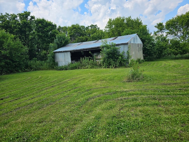 view of yard with an outdoor structure