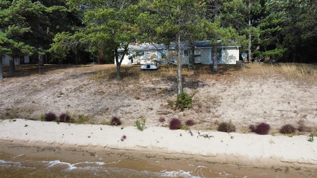 view of yard featuring a water view