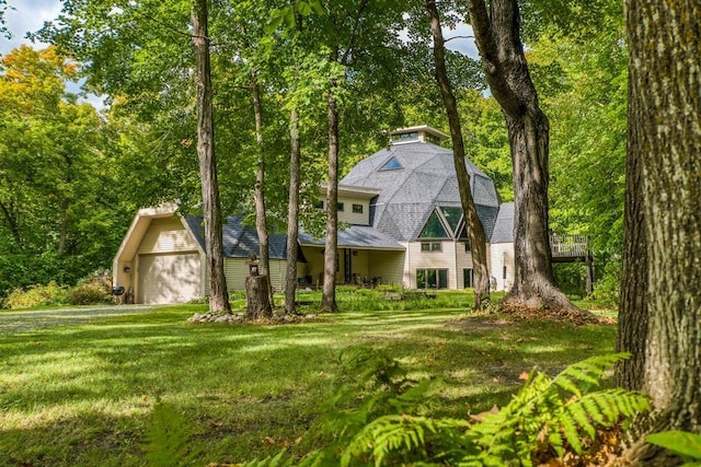 view of front facade featuring a front lawn and a garage