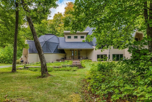 view of front facade featuring a front yard