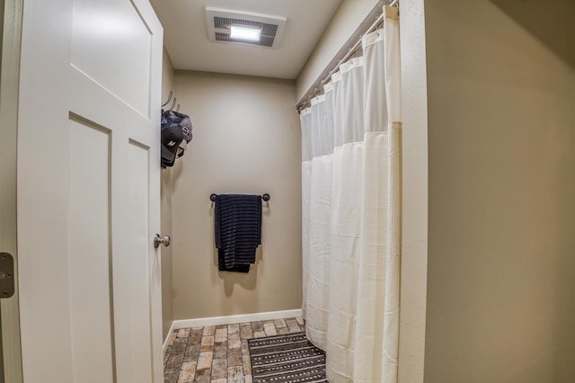 bathroom with curtained shower