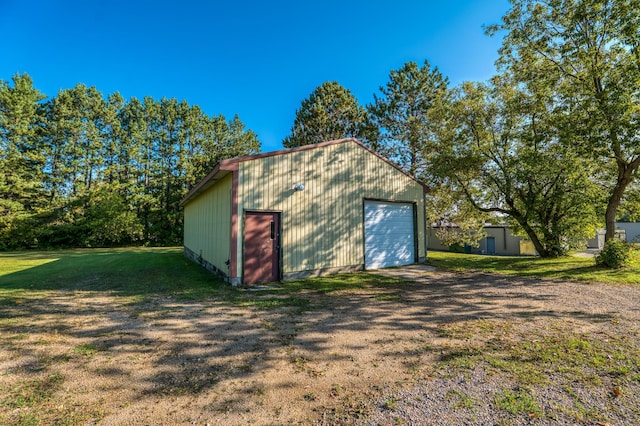 view of outdoor structure with a garage and a yard