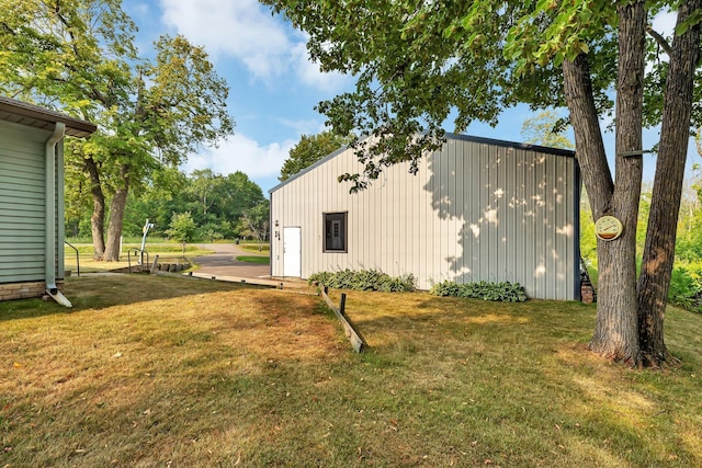 view of outdoor structure with an outbuilding
