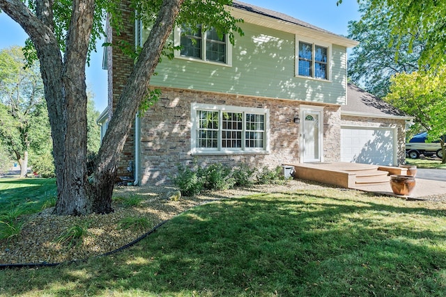 view of front of house featuring a garage and a front yard