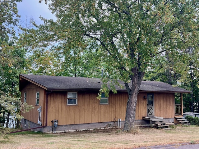 view of front of home with a front lawn