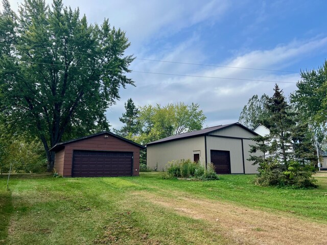 view of yard featuring an outbuilding and a garage