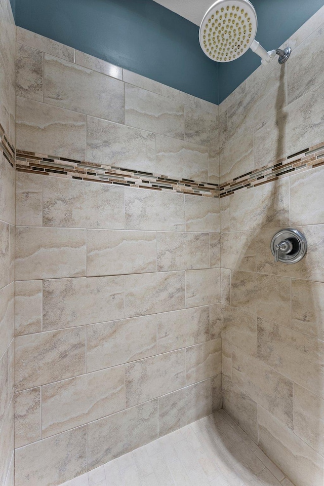 full bathroom featuring tiled shower