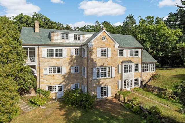 view of front of property featuring a front yard